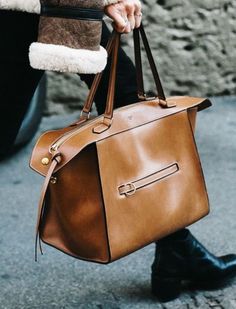 Does anyone know what kind of bag this is??  Is this a Celine bag?? Leather Handbags Diy, Coach Vintage Handbags, Handbags Diy, Leather Bag Design, Handmade Leather Bag, Diy Leather Bag, Fall Handbags, Small Leather Bag, Bags Leather Handbags