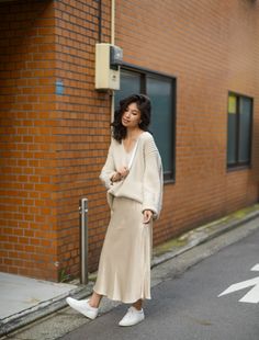 Midi Skirt Fall, Midi Slip Skirt, Minimalist Moda, 2023 Outfits, Look Zara, Rock Outfit, Beige Outfit, Mode Boho, Estilo Preppy