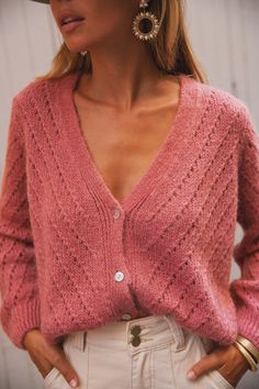 I want…une maille douce et chaleureuse pour l’automne 🤍 Retrouvez toute notre collection sur www.sahomashop.com Workwear Capsule Wardrobe, Workwear Capsule, Job Clothes, Rose Cardigan, Look Rose, Gossip Girl Fashion, Mommy Style, Style Winter