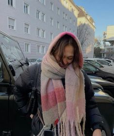 Pink Scarf Outfit, Winter Streetstyle, Scarf Outfit Winter, Scarf Aesthetic, Inspiration Books, Books Decor, Big Scarf, Girl Lifestyle, Cute Scarfs