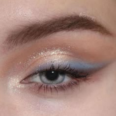 Makeup With Blue Prom Dress, Eyeshadow Looks With Blue Dress, Blue Hoco Dress Makeup, Cute Simple Blue Eye Makeup, Graduation Makeup Blue Eyes, Hoco Blue Makeup Looks, Simple Light Blue Makeup Looks, Prom Makeup For Gray Dress, Makeup For Blue Sparkly Dress