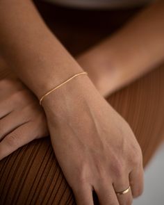 Perfect for adding a shine to your outfit. Simple and delicate bracelet - Perfect for Stacking & Layering or even alone. Material:• Gold filled, Sterling silver, 14k yellow gold Gold Arm Band, Gold Bracelet Simple, Outfit Simple, Gold Chain Bracelet, Bracelet Box, Gold Armband, Bracelet Dainty, Silver Chain Bracelet, Gold Bracelet Chain