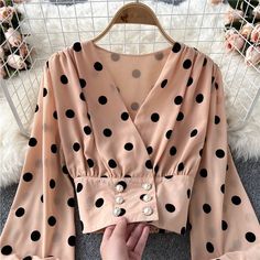 Blouses 2022, Women Blouses Fashion, Short Blouses, Shirts Vintage, Elegante Casual, Polka Dot Shirt, Fashion Korean, 가을 패션, White Short