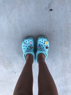 Jibbitz Ideas, Crocs Collection, Crocs Ideas, Crocs Outfit, Designer Mules, Crocs Fashion, Crocs Jibbitz, Preppy Shoes, Shoes Sneakers Jordans