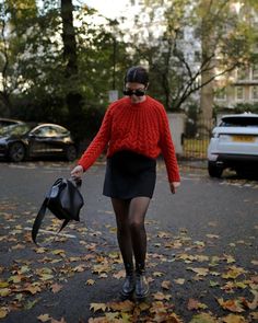 Black Mini Skirt Outfit Winter, Leather Mini Skirt Outfit, Mini Skirt Outfit Winter, Black Skirt Outfit, Winter Mini Skirts, Black Mini Skirt Outfit, Skirt Outfit Fall, Black Skirt Outfits, Black Pleated Mini Skirt