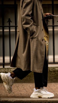 London Fashion Week February 2018 Mens Fashion Jeans, Men Street, Men Fashion Casual Outfits, Streetwear Men Outfits, Mode Inspo, 가을 패션, Mens Casual Outfits