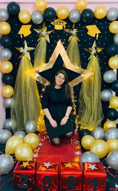 Kindergarten Class Theme Ideas, Graduation Backdrop Ideas Diy Preschool, Preschool Graduation Backdrop Ideas, Graduacion Infantil Decoracion Ideas, Preschool Graduation Ideas Decorations, Preschool Graduation Theme, Kindergarden Graduation, Diy Graduation Decorations, School Board Decoration