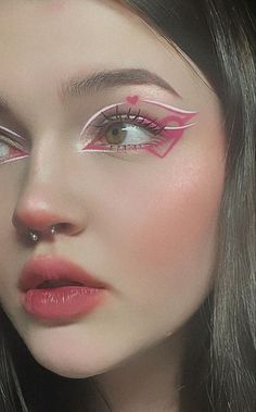 Eyeshowdow Looks, Bold Red Makeup Looks, Valentine Make Up Ideas, Heart Eyeliner Makeup, Water Activated Eyeliner Looks, Valentines Makeup Ideas Simple, Cool Eyeliner Designs, Pink Graphic Eyeliner, Valentine’s Day Make Up