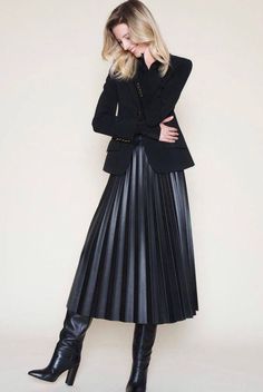 February Fashion, Rok Outfit, Pleated Skirt Outfit, Look Boho Chic, Leather Skirt Outfit, Trend 2024, Best Dress, Evening Jackets