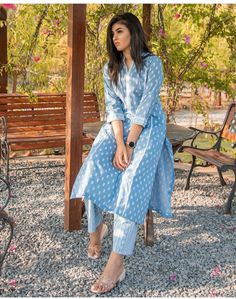 Kurta Pattern, Casual Kurti, Cotton Tops Designs, Different Types Of Dresses, Ikkat Dresses, Kurti Embroidery, Kurta Patterns, Casual Frocks, Anarkali Dress Pattern