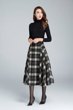 Pleated Skirt Winter, Mode Poses, Sukienki Maksi, Rok Midi, Long Plaid Skirt, 50s Skirt, Skirt Diy, Plaid Wool Skirt, Modesty Outfits