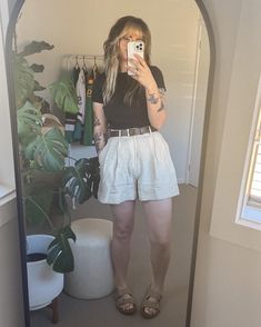 Pleated Shorts Outfit, Linen Shorts Outfit, Loose Shorts Outfit, Cute Outfits With Shorts, Modest Shorts, Jean Short Outfits, Small Shorts, Grandma Fashion, Shorts Outfits Women