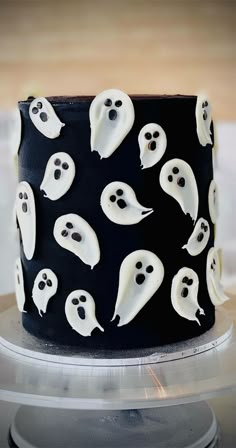 Halloween Cake Design, Pasteles Halloween, Spooky Cake, Halloween First Birthday, Postres Halloween, Halloween 1st Birthdays, Halloween Birthday Cakes, Ghost Cake