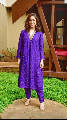 Bandhani Kaftan Dress, Bandini Lehenga Designs, Bhandej Kurti Designs, Bandhani Dress Ideas, Bandhani Kurta Designs Women, Simple Dresses Indian, Bandhani Dress Design Patterns, Bandhani Suits Design, Bandhani Kurti Designs