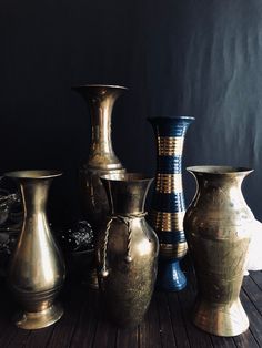 there are many different vases on the table