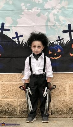 How To Make Edward Scissorhands Gloves, Edward Scissorhands Family Costume, Diy Boy Halloween Costume Kids, Creative Boy Costumes, Kids Frankenstein Costume Diy, Halloween Costume Boys 10-12, Scary Boy Halloween Costumes, Kids Costume Ideas Boys, Unique Boys Halloween Costumes