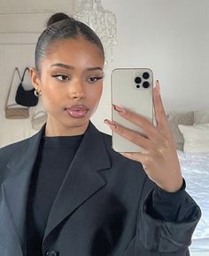 Clean Black Woman Aesthetic, Mekap Mata, Smink Inspiration, Pelo Afro, Clean Girl Aesthetic, Sleek Hairstyles, Clean Girl, Girls Makeup, Pretty Makeup