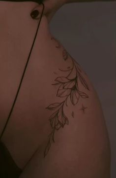 the back of a woman's stomach with leaves on it