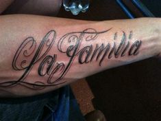 a person with a tattoo on their arm that says,'la familia '