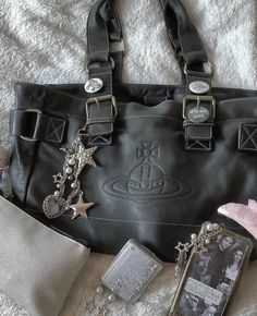 Vivienne Westwood Bags, 일본 패션, Image Swag, Jane Birkin, Estilo Punk, Pretty Bags, Cute Bags, Michael Kors Hamilton, Coach Swagger Bag