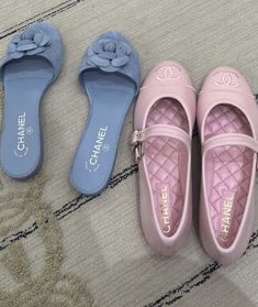 Nails Coastal, Coastal Pink, Heels Luxury, Chanel Flats, Fashion Mom, Pretty Shoes Sneakers, Sophisticated Outfits, Chanel Sandals, Pink Chanel