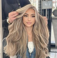 Vanilla Blonde Balayage On Dark Hair, Blonde Highlights Inspiration, Full Blonde Balayage On Dark Hair, Manageable Blonde Hair, Baylage Hair 2024, Blonde Hair On Mexican Women, Latina Blonde Hair Olive Skin, Blonde Ombré