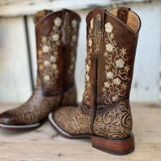 The price already INCLUDES taxes and shipping anywhere in the United States.
The CB-500 DJ western boot, in a sophisticated old gold hue, is a tribute to Mexican craftsmanship with its meticulously crafted chiseled leather. The detailed shading on the square toe and the delicate floral embroidery on the shaft give it a vintage and distinctive character. This handcrafted piece, with high-quality leather lining and upper and cowhide sole, combines tradition and elegance. Created in León, Mexico, t Gold Leather Boots With Almond Toe, Gold Almond Toe Leather Boots, Formal Gold Closed Toe Boots, Brown Snip Toe Boots For Galas, Gold Western Boots With Almond Toe, Elegant Gold Boots With Leather Sole, Leather Snip Toe Wedding Boots, Leather Wedding Boots With Snip Toe, Wedding Leather Boots With Snip Toe