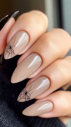 Happy Halloween Nails, Black Nails Autumn, Halloween Elegant Nails, Halloween Nude Nails, Subtle Spooky Nails, Halloween Nails Subtle, Nude Halloween Nail Designs, Chic Halloween Nails, Natural Halloween Nails