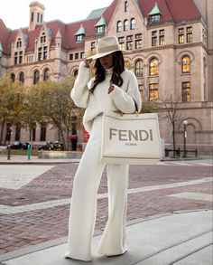 Style White Pants, Fall Work Outfit, Outfit For Autumn, White Pants Outfit, Wide Leg Pants Outfit, Outfit For Fall, Mia Mia, White Wide Leg Pants