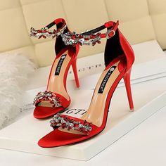 Heel height: about 9CM Waterproof platform thickness: about 0.5CM Upper material: satin Inside material: single layer PU size 34 35 36 37 38 39 40 41 42 43 Foot length 22 22.5 23 23.5 24 24.5 25 25.5 26 26.5 Foot width 7.5 7.7 7.9 8.1 8.3 8.5 8.7 8.9 9 9.2 Summer Sandals Heels, Hak Tinggi, Party High Heels, Sandals Patterns, Rhinestone High Heels, Crystal Sandals, Designer High Heels, Bridal Heels, Rhinestone Sandals