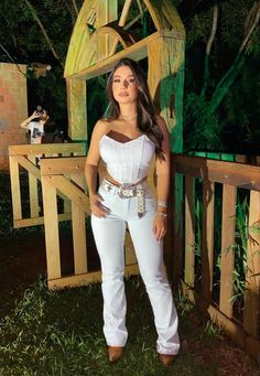 Cowgirl Style Outfits Party, Traje Cowgirl, Bad Bunny Concert Outfit, Cute Cowgirl Outfits, Corset Looks, Cowgirl Style Outfits, Latina Outfits, White Jeans Outfit, Latina Fashion Outfits