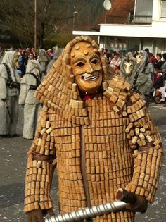 Korkenmann beim Fasnachtsumzug in Biberach Repinned by www.gorara.com http://www.gorara.com/auf-zur-basler-fasnacht/ Cultural Masks, Wine Cork Art, World Mythology, Shrove Tuesday, Celebration Around The World, Cork Art, Bottle Cap Crafts