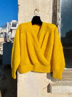 Vintage hand knitted bright mustard color sweater from 70s  In excellent condition  No size tag, fits Xsmall Small and Medium  perfectly Pull Vintage, Pull Mohair, Vintage Pullover, Color Sweater, Mohair Cardigan, Mustard Color, Mohair Sweater, Pullover Sweater Women, Women Pullover