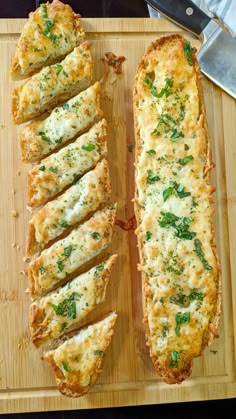 Käse-Knoblauch-Brot auf einem Schneidebrett. Pizza Snacks, Cheesy Garlic Bread, Party Finger Foods, Birthday Food, Finger Foods, Food Inspiration, Cooking And Baking, Food Lover, Vegan Recipes