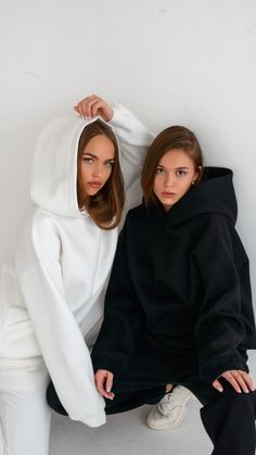 Hollywood Magazine, Black And White Hoodie, Jumper Designs, Grooming Style, Cute Couple Halloween Costumes, Black Hoodie Men, Best Friend Outfits, Winter Photoshoot, Friend Poses Photography