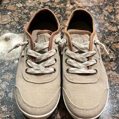 Like New! Questions? Leave A Comment Below! Cute Sneakers, Skechers Women, Skechers Shoes, Leave A Comment, Athletic Shoes, Like New, Size 6, Women Shoes, Sneakers