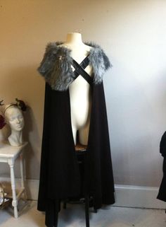 Night's Watch cloak made by Lorigami.   Game of Thrones Cosplay #nightswatch #gameofthrones Castle Black, Game Of Thrones Cosplay, Costume Sewing, Medieval Clothes, Cosplay Inspiration, Nights Watch, Black Clothes, Hooded Cape