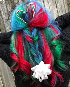 Christmas Colored Hair, Christmas Vivid Hair Color, Christmas Hair Color Ideas For Short Hair, Christmas Hair Color Ideas For Brunettes, Christmas Hair Dye, Fun Hair Color Ideas, Grinch Makeup, Christmas Hair Color Ideas, Culinary Tattoos