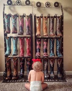 Old Gringo mommy @trafin paving the way for the next generation. We dare you to find a cuter pic than this today! ❤❤ #oldgringoboots Mode Country, Casa Country, Looks Country, Cowgirl Style