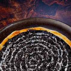 an oreo crust pizza in a pan on a table