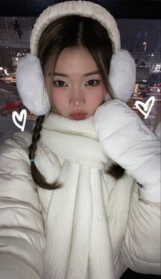 makeup fashion cute snow wear cold girl Outfits With Low Rise Jeans, Cute Outfits To Wear To School, Makeup Looks Winter, Winter Inspo Outfits, Winter Outfits Snow, Cold Girl, Outfits Cold, Winter Princess, Winter Outfits Aesthetic