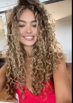 Blonde Hair On Curly Hair, Light Highlights Curly Hair, Curly Brown Blonde Hair, Cool Toned Curly Hair, Caramel Blonde Highlights Curly Hair, Curly Blonde Hair With Highlights, Honey Blonde Wavy Hair, Balayage On Wavy Hair, Sunkissed Curly Hair