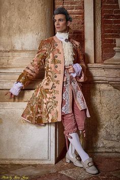 Handmade period costume in damask fabric and enriched with trimmings. Comprehends Jacket, vest and trousers Our historical costumes stand out for the attention to the smallest details and the care in the choice of fabrics. News S-M IMPORTANT: At the time of purchase, indicate the telephone number. It is indispensable for the shipping company. Ringmaster Costume Mens, Russian Court Dress Men, Nutcracker Ballet Costumes Men, 17 Century Fashion Men, 18th Century Mens Fashion, Carnaval Costume, Rococo Fashion, 18th Century Costume, 18th Century Clothing