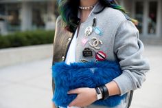 HOW TO WEAR A BROOCH IN DIFFERENT AND MODERN WAYS Chanel Pins, Street Style 2016, Chanel Brooch, Dress Clip, Simple Shirts, Fashion Week Street Style, Modest Dresses, Classy Outfits