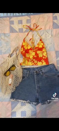 Beachy Girl Outfits, Beachy Girl Aesthetic, Simple Beach Outfit, Beachy Summer Outfits, Beachy Clothes, Tropical Outfits, Summer Outfit Aesthetic, Beach Girl Outfits, Beachy Girl