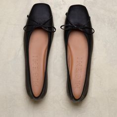 Ballet Flats 2022, Square Ballet Flats, Ballet Shoes Outfit, Best Ballet Flats, Black Ballet Shoes, French Shoes, Black Leather Ballet Flats, Pretty Sandals, Timeless Shoes