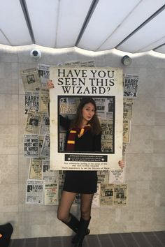 Painel de fotos do Harry Potter com adereços Halloween Party Harry Potter Theme, Harry Potter Party Invite, Harry Potter Graduation Party Ideas, Harry Potter Themed Graduation Party, Harry Potter Party Halloween, Harry Potter Theme Bday Party, Harry Potter Booth Ideas, Harry Potter Yard Decor, Harry Potter Bday Party