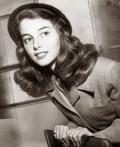 PIER ANGELI - 🎬🎥⭐🌟🌠✨ Belleza italiana 🌷🌹 Mystery Photos, Portrait Vintage, Italian Actress, Vintage Versace, Vintage Portraits, Vintage Vogue, Vintage Glamour, Vintage Hollywood, Vintage Hairstyles