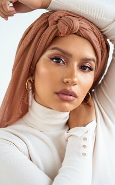 Premium Cotton Hijab Turban Style, Headwrap Hairstyles, Hijab Makeup, Rihanna Outfits, Mode Turban, Hair Scarf Styles, Head Scarf Styles, V Cute