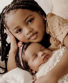 Sis Photo, Newborn Black Babies, Mommy Goals, Sister Photos, Mixed Babies, Baby Sister